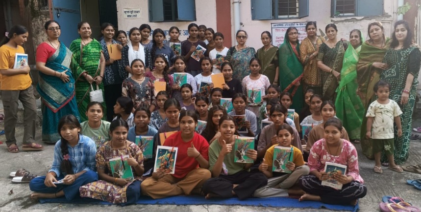 आदिवासी बालिका छात्रावास में पर्यावरण संरक्षण के उदे्श्य से एक पौधा मां के नाम अभियान के अंतर्गत फलदार वृक्ष लगाकर मातृ सम्मान एवं प्रकृति संरक्षण का संदेश दिया