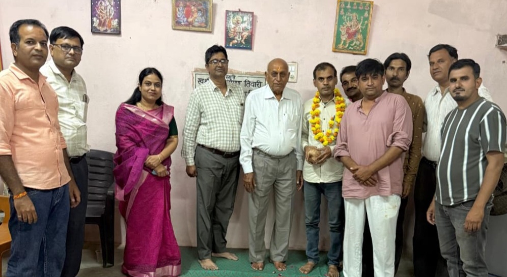 अधिवक्ता संघ नर्मदापुरम के निर्विरोध निर्वाचित ग्रंथपाल एवं सामाजिक सदस्य सौरभ तिवारी का सम्मान हुआ