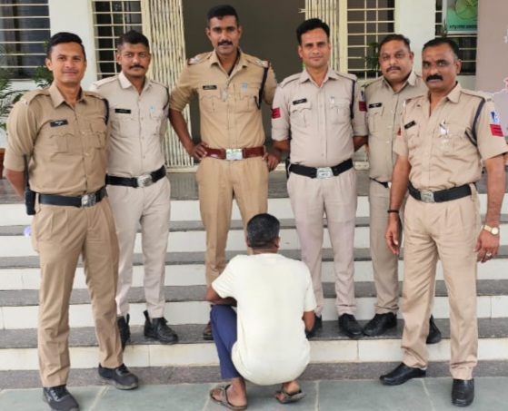 थाना कोतवाली पुलिस द्वारा अवैध शराब के विरुद्ध कार्रवाई में फरार आरोपी को गिरफ्तार किया
