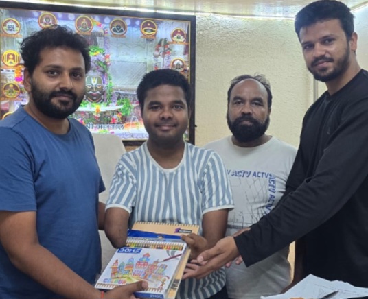 एक हाथ के अभाव के बावजूद स्केचिंग के जुनून को मिला प्रोत्साहन, सिद्धार्थ आर्य वेलफेयर फाउंडेशन ने प्रतिभाशाली युवा कलाकार को भेंट की ड्रॉइंग सामग्री