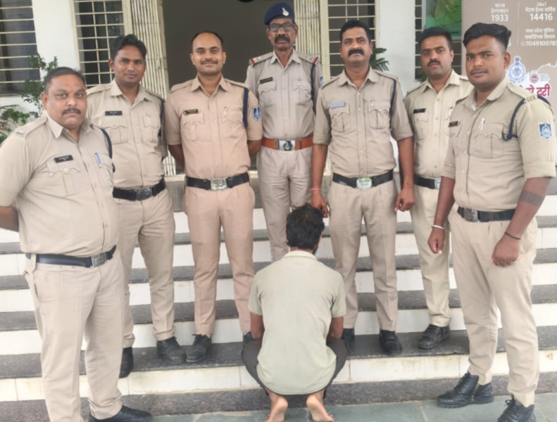 APK फाइल के माध्यम से ऑनलाइन ठगी करने वाला आरोपी पुणे से गिरफ्तार मोबाईल फोन व पैसे बरामद