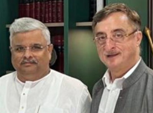 राज्यसभा सांसद एवं वरिष्ठ अधिवक्ता विवेक तन्खा के दिल्ली स्थित निवास स्थान पर पहुंच कर जिला काँग्रेस अध्यक्ष शिवाकांत गुड्डन पांडेय ने की मुलाकात