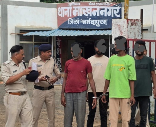 मारपीट कर रास्ता रोककर अड़ीबाजी करने वाले आरोपियों को पुलिस ने गिरफ्तार कर न्यायालय पेश किया