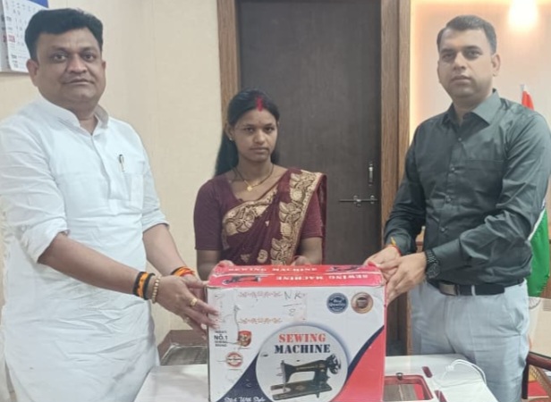 सांसद श्रीमती माया नारोलिया के माध्यम से जरूरतमंद महिला को उपलब्ध कराई गई सिलाई मशीन, कलेक्टर सोमेश मिश्रा एवं सांसद प्रतिनिधि विकास नारोलिया ने की भेंट