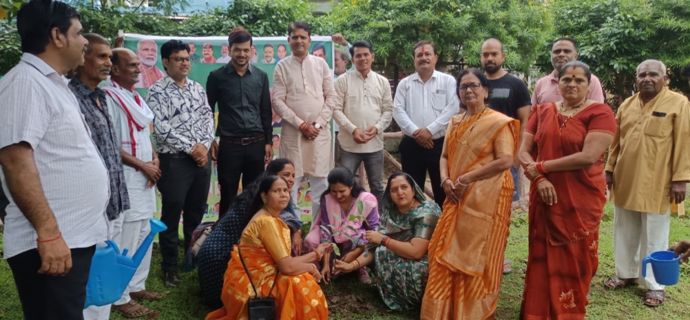 गुरूपूर्णिमा के अवसर पर नपा ने रौपे 251 पौधे, नपाध्यक्ष ने दिलाया वृक्षों के संरक्षण का संकल्प