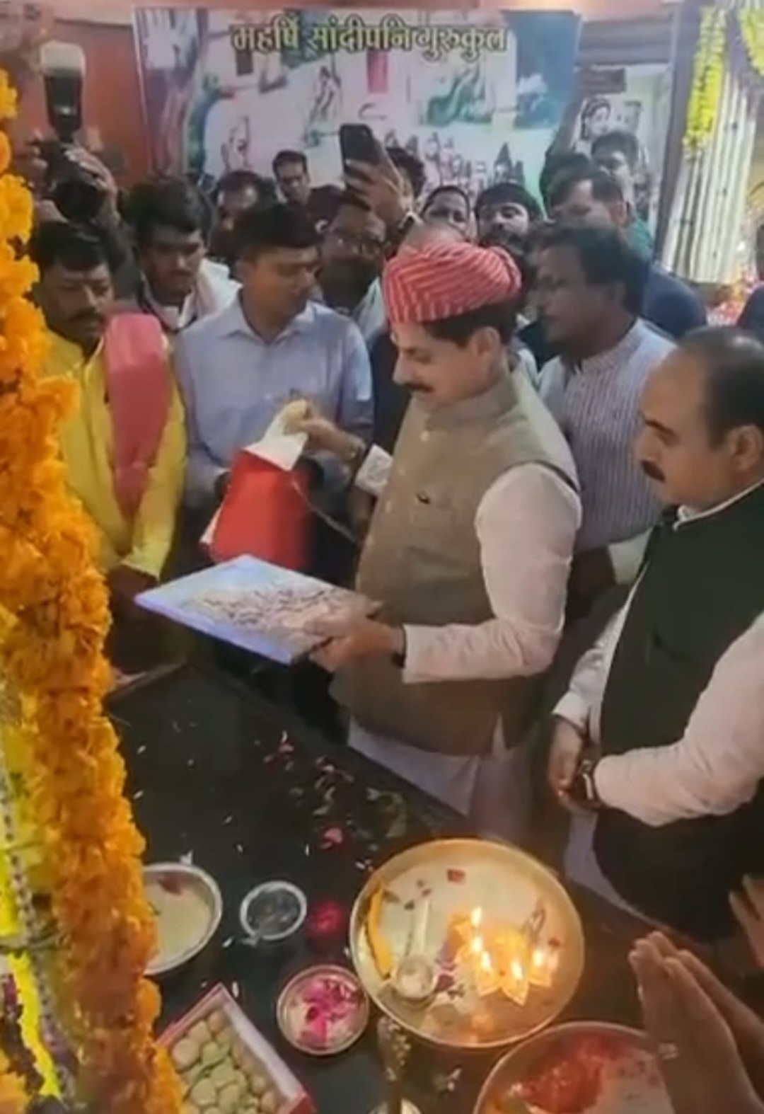 गुरु पूर्णिमा पर मुख्यमंत्री डॉ. मोहन यादव ने महर्षि सांदीपनि को समर्पित की अपनी पुस्तक भारतीय गुरू परंपरा के शिल्पी महर्षि सांदीपनि, पुस्तक की प्रस्तावना मध्यप्रदेश के राज्यपाल मंगुभाई पटेल द्वारा लिखी गई है