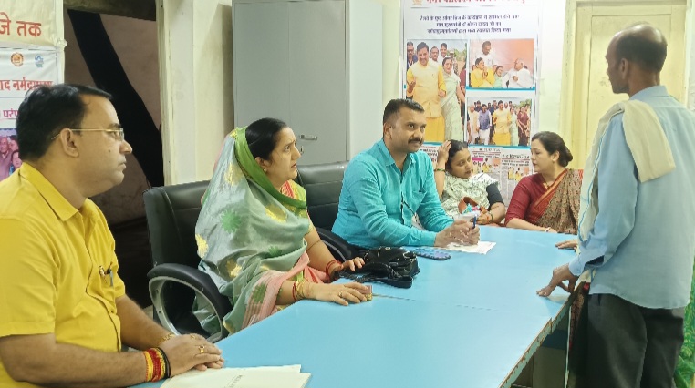 नपाध्यक्ष और सीएमओ ने की जनसुनवाई, पीएम आवास की लिस्ट में नाम जोड़ने, समग्र आईडी में नाम सही कराने आए आवेदन