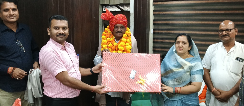 वाहन चालक पूरनलाल यादव हुए सेवानिवृत्त, नपाध्यक्ष और सीएमओ ने उज्जवल भविष्य की शुभकामनाएं, सादे समारोह में दी भावभीनी विदाई