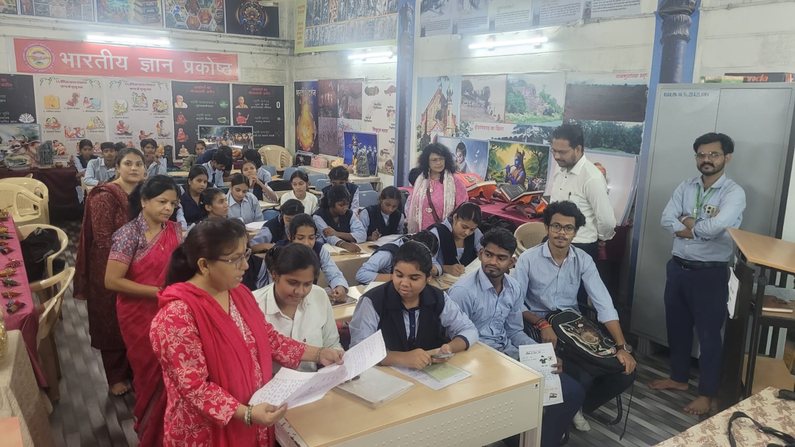 नर्मदा कॉलेज में एक चिट्ठी सैनिकों के नाम और प्रश्नोत्तरी प्रतियोगिताएं आयोजित, विद्यार्थियों ने लिखे भावना भरे पत्र