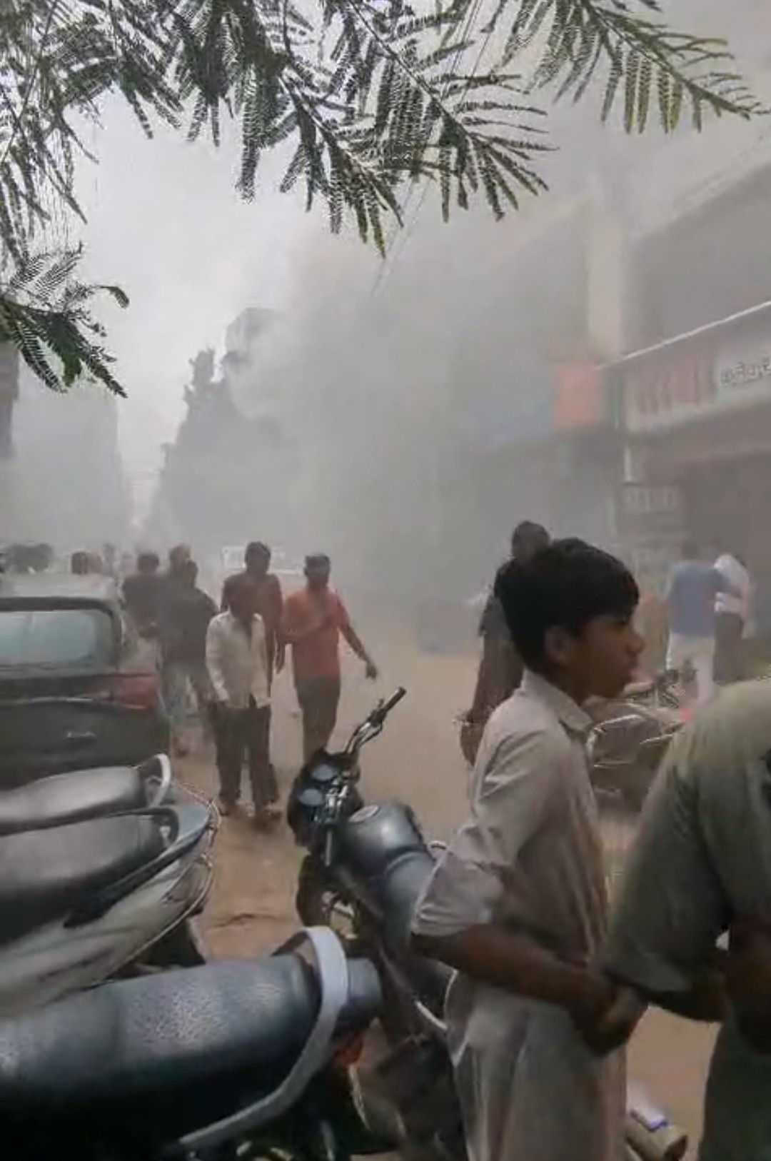 ब्रेकिंग न्यूज़-जूते चप्पल की दुकान में लगी भीषण आग