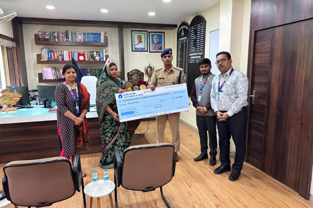 एसबीआई सैलरी पैकेज बना सुरक्षा कवच, तीन पुलिसकर्मियों के परिवारों को मिले 10-10 लाख के चेक