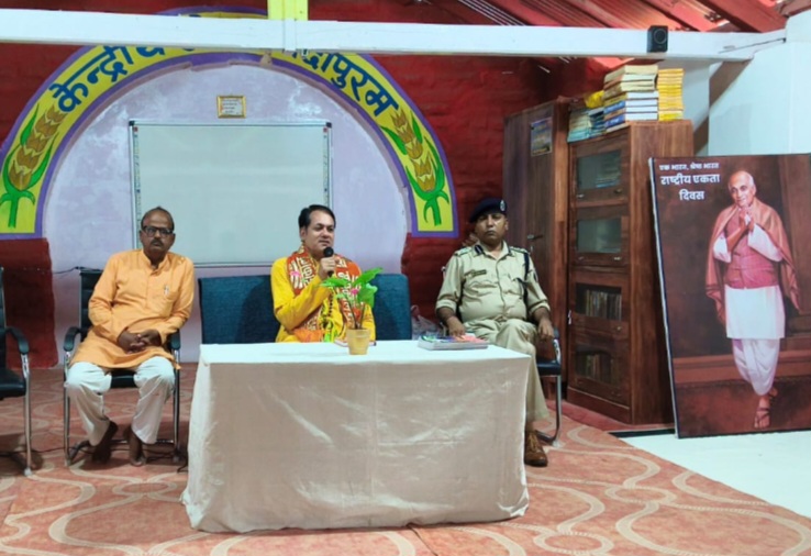 नर्मदापुरम केंद्रीय जेल में गुरु पूर्णिमा पर प्राण ऊर्जा शिविर का आयोजन, कैदियों को सिखाई योग-ध्यान की विद्या