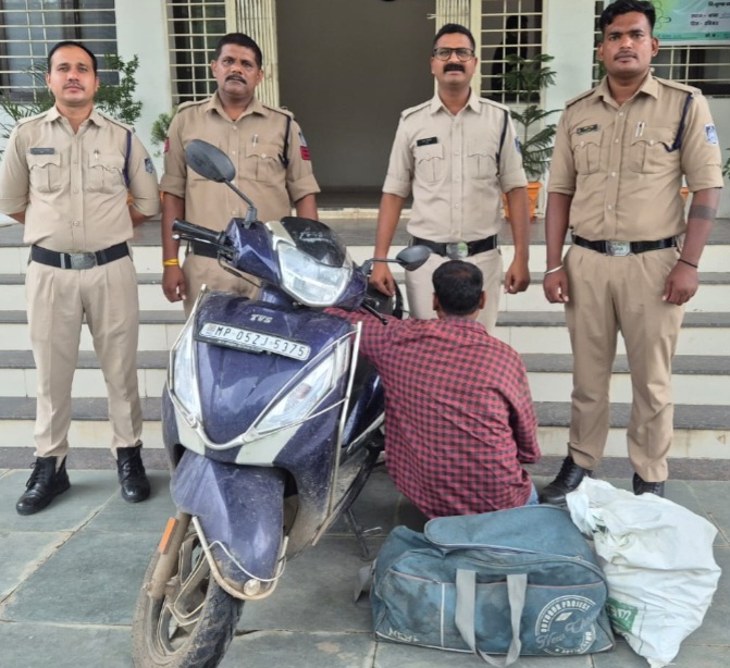 अवैध शराब की बिक्रय एवं परिवहन के खिलाफ कार्रवाई में स्कूटी सहित आरोपी से शराब जप्त की