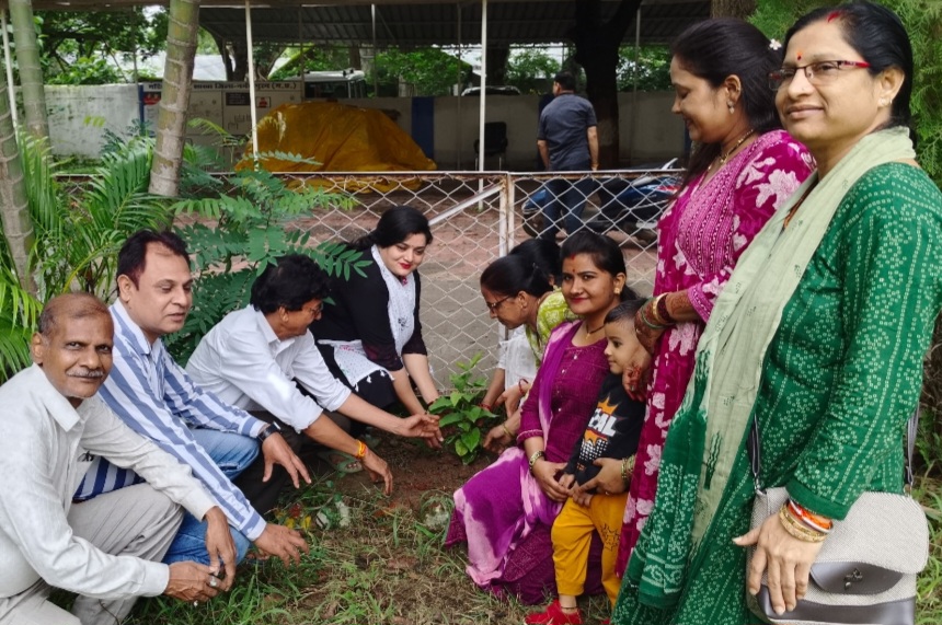पौधे हमारी प्राकृतिक संपदा ही नहीं बल्कि यह हमारी भावी पीढ़ियों के अस्तित्व और स्वस्थ जीवन का आधार – एएसपी श्री राजन, अखिल भारतीय कायस्थ समाज ने एसपी कार्यालय में किया पौधरोपण