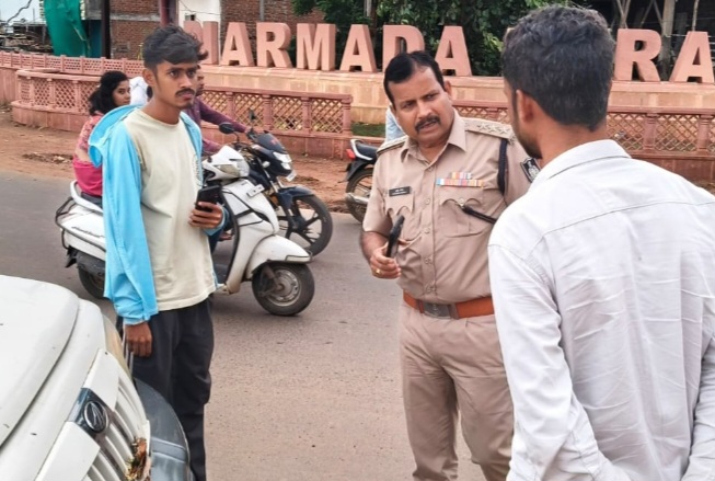 विशेष अभियान में नर्मदापुरम पुलिस की सख्त कार्रवाई, दो दिनों में 375 वाहनों पर कार्रवाई, ₹1,64,200 का जुर्माना; 10 अगस्त तक चलेगा अभियान