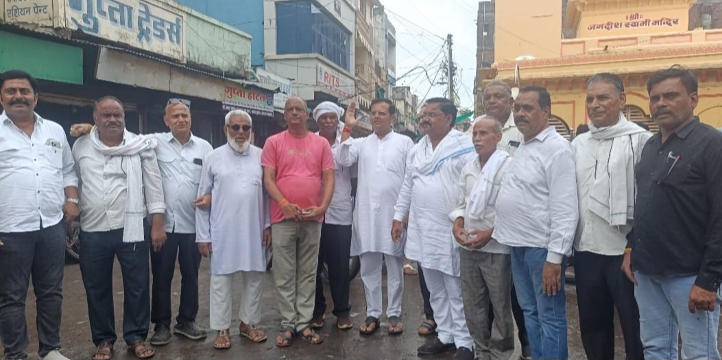 दतिया उपचुनाव में 6056 वोटों से कांग्रेस की जीत, कार्यकर्ताओं ने गांधी चौक पर बांटी मिठाई और फोड़े पटाखे