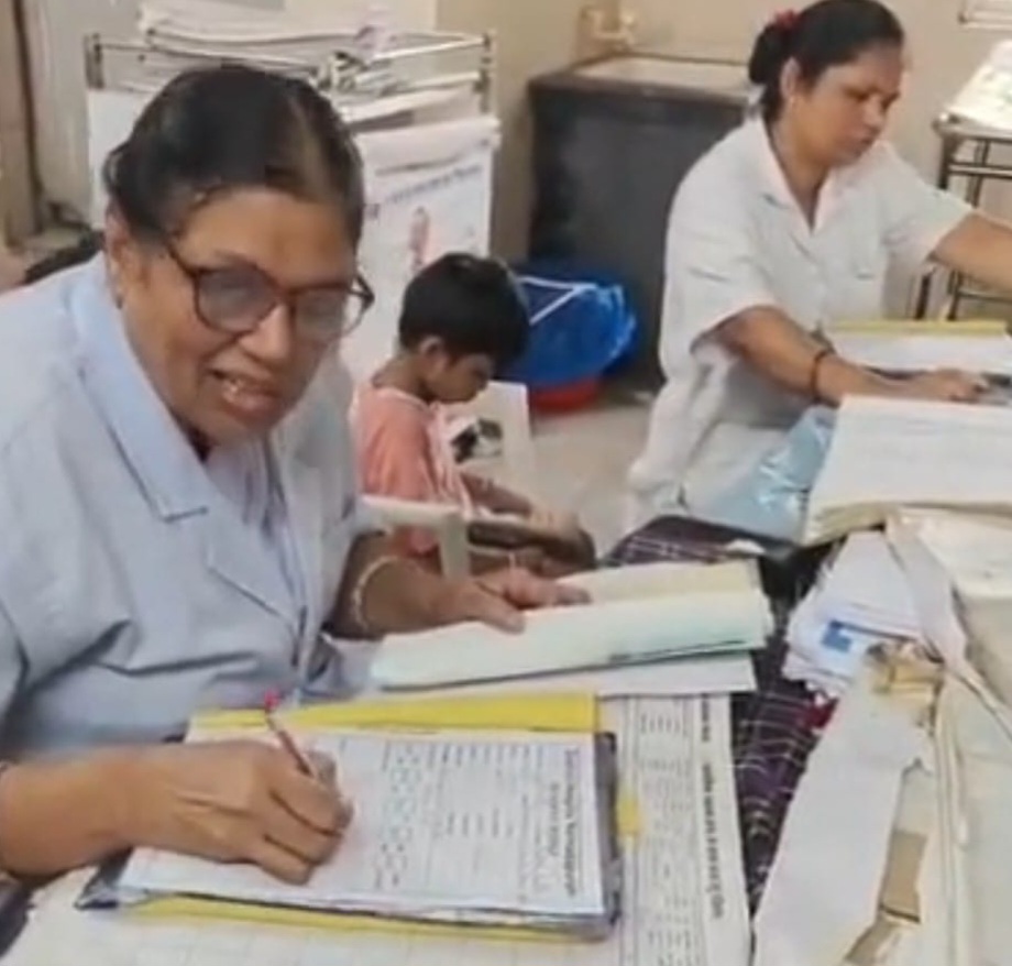 जिला अस्पताल में जन्म प्रमाण पत्र के नाम पर बदसलूकी, दूर-दराज से आए परिजन परेशान