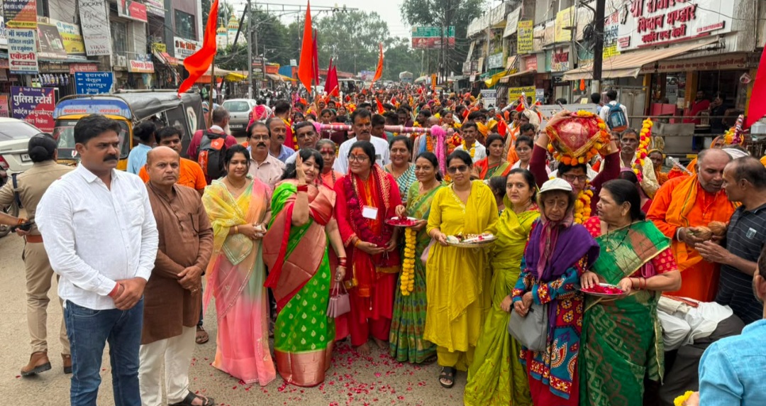 मीनाक्षी परिसर पर श्रीमती नीरजा फौजदार ने कावड़ यात्रा का भव्य स्वागत किया