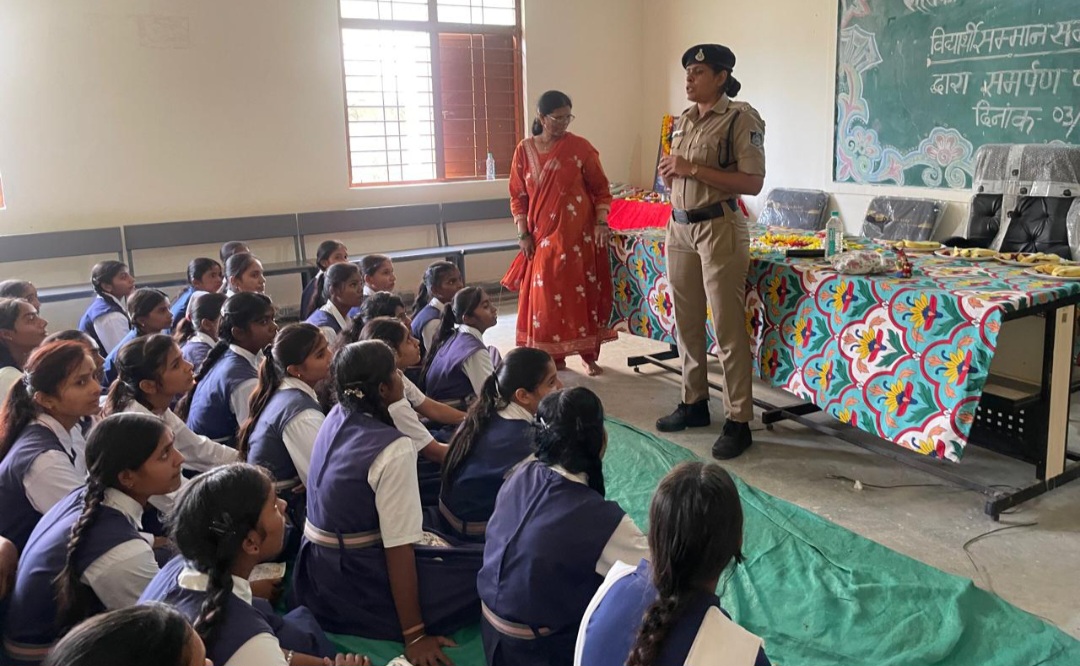 समर्पण एवं नर्मदापुरम पुलिस के संयुक्त प्रयास से विद्यार्थियों को शैक्षणिक सामग्री, किशोरियों को पुनः उपयोगी सेनेटरी पैड्स एवं बाल सुरक्षा पर जागरूकता
