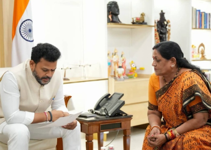 पचमढ़ी हवाई पट्टी व मढ़ई में हेलीकॉप्टर सेवा पर केंद्रीय नागरिक उड्डयन मंत्री से राज्यसभा सांसद श्रीमती माया नारोलिया ने चर्चा की