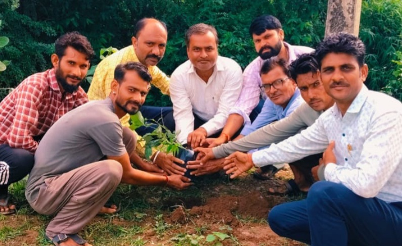 नीतिराज सिंह यादव के जन्मदिन पर संकुल प्राचार्य एवं स्नेहीजनों ने किया पौधरोपण