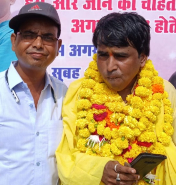 किशोर कुमार के जन्म दिन पर हूबहू किशोर दा की आवाज में भारत गायकवाड द्वारा गाना गा कर किया रोड शो