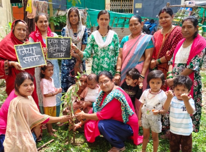 आंगनबाड़ी केंद्र विक्रम नगर रसूलिया में एक पेड़ बेटी के नाम पर पौधारोपण किया गया