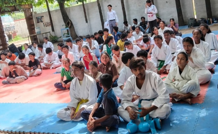 इटारसी में जिला स्तरीय खेलकूद प्रतियोगिता में सुविधा का अभाव, फिर कैसे उम्मीद कर सकेंगे इन खिलाड़ियों से मेडल की
