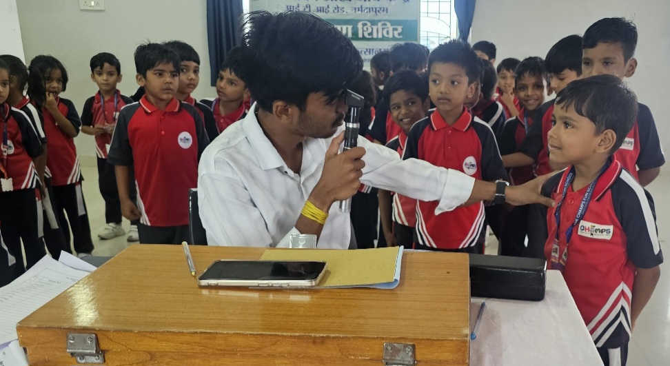 नन्हीं आँखों की सुरक्षा की दिशा में सार्थक पहल, द चैम्प्स फन स्कूल में निःशुल्क नेत्र जाँच शिविर संपन्न
