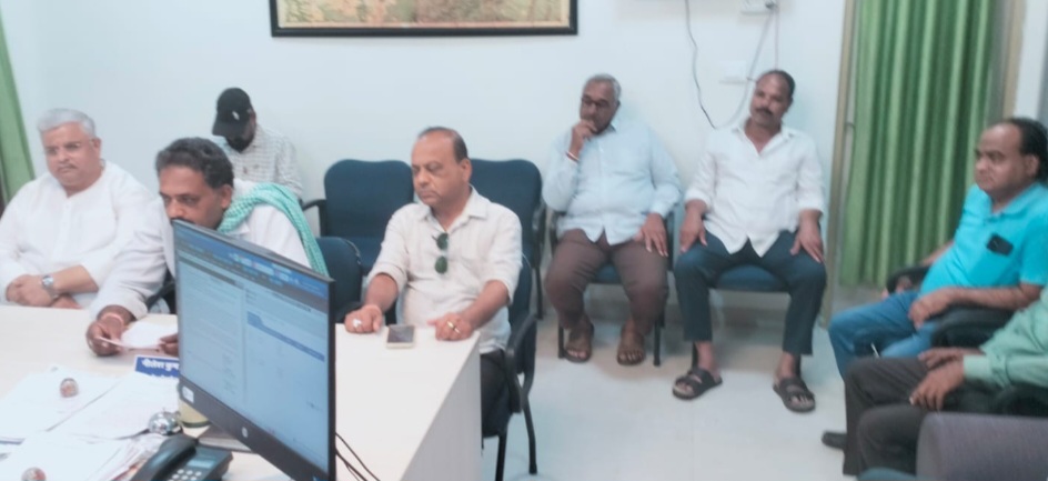 किसानों की समस्या को लेकर जिला कांग्रेस अध्यक्ष के नेतृत्व में कांग्रेस के प्रतिनिधिमंडल ने इटारसी एसडीएम से मुलाकात की