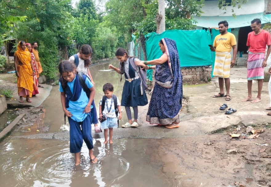 ग्राम पंचायत समोन में सरपंच-सचिव की मनमानी से बदहाल हुई इंदिरा आवास कॉलोनी, बुनियादी सुविधाओं को तरस रहे ग्रामीण