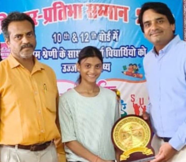 शिवपुर क्षेत्र के 200 प्रतिभावान विद्यार्थियों को किया सम्मानित, सुमित यादव ओमान 20 वर्षों से कर रहे हैं कार्यक्रम आयोजित, हमें ये गर्व हैं कि हमारे इतने प्रतिभावान विद्यार्थी आज आए की शील्ड कम पड़ गई – सुमित यादव ओमान