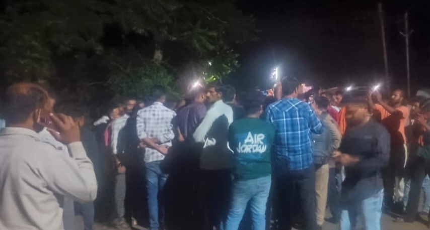 आरोपी के घर बुलडोजर चलाने की मांग को लेकर देर रात किया चक्काजाम, प्रशासन के आश्वासन के बाद 11:00 बजे चक्का जाम समाप्त हुआ