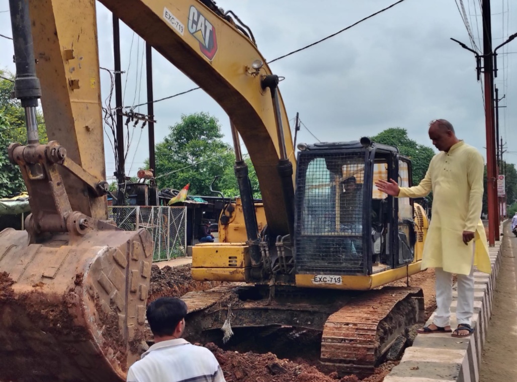 आखिरकार शुरू हुआ रोड निर्माण कार्य, कांग्रेस के धरना-प्रदर्शन के बाद तय समय पर ठेकेदार ने काम शुरू किया