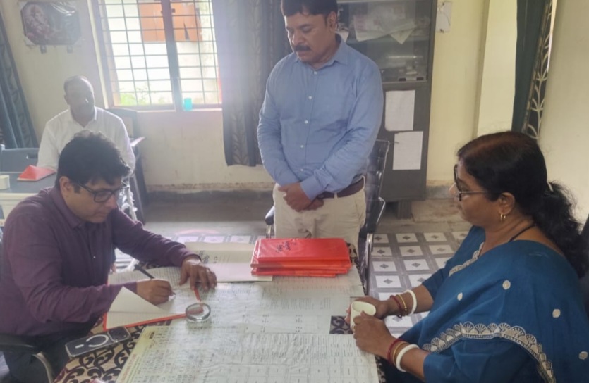 आयुक्त लोक शिक्षण अभिषेक सिंह ने किया डोलरिया विद्यालय का आकस्मिक निरीक्षण, तहसील कार्यालय माखननगर में गैर शैक्षणिक कार्य में संलग्न 3 शिक्षको का तत्काल प्रभाव से संलग्नीकरण किया समाप्त जिले की बोर्ड परीक्षाओं का इस वर्ष 100 प्रतिशत परीक्षा परिणाम लाने हेतु अधिकारियो को दिए निर्देश