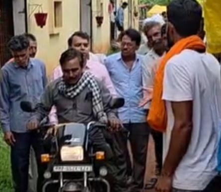 कलेक्टर सोमेश मिश्रा बाइक से पहुंचे मूंग उपार्जन केंद्र, व्यवस्थाओं का लिया जायजा, उपार्जन कार्य प्रारंभ करने के दिए निर्देश, उपार्जन केंद्रों पर की जाए बारदाने, तौल कांटे और श्रमिकों की पर्याप्त व्यवस्था