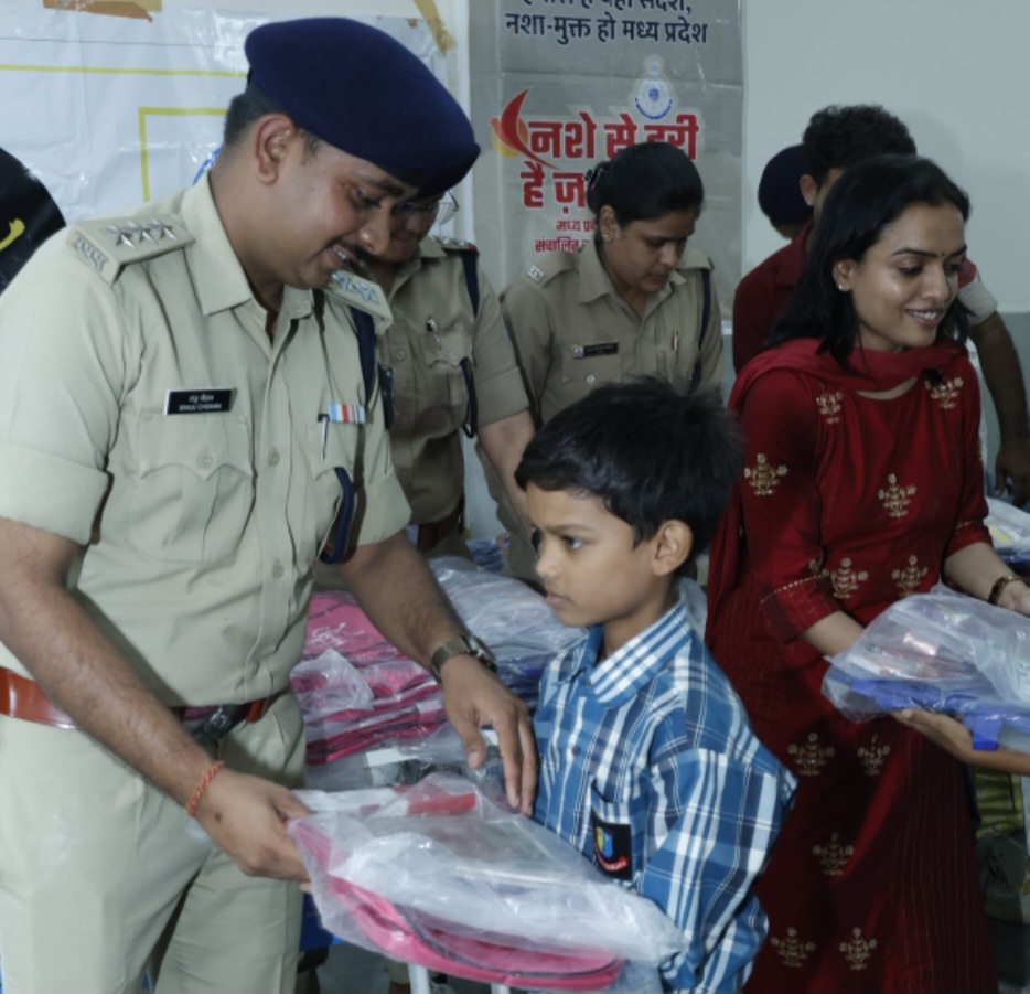 समर्पण एवं नर्मदापुरम पुलिस के संयुक्त प्रयास से विद्यार्थियों को शैक्षणिक सामग्री, किशोरियों को पुनः उपयोगी सेनेटरी पैड्स एवं बाल सुरक्षा पर जागरूकता