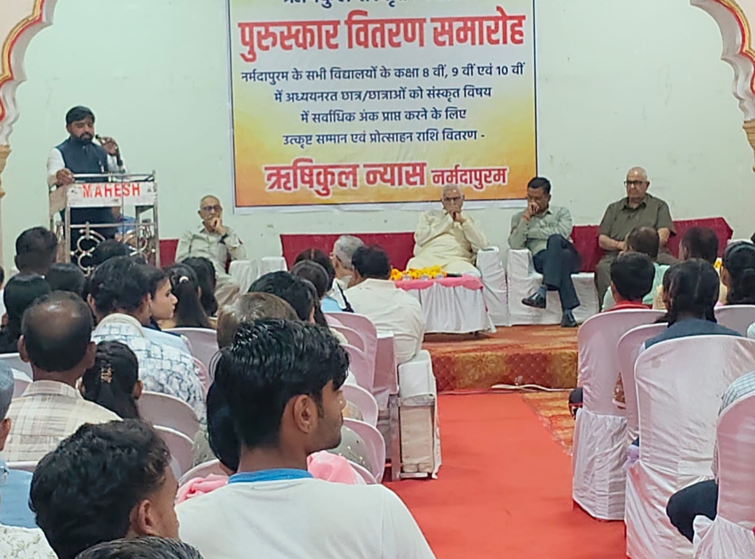 संस्कृत की सीख है- सत्यं वद, धर्मं चर – प्रवीण शर्मा अध्यक्ष युवा आयोग, ऋषिकुल न्यास ने बांटे 50 छात्रों को 1.50 लाख के पुरुस्कार, जीतने वालों में 3 मुस्लिम छात्र