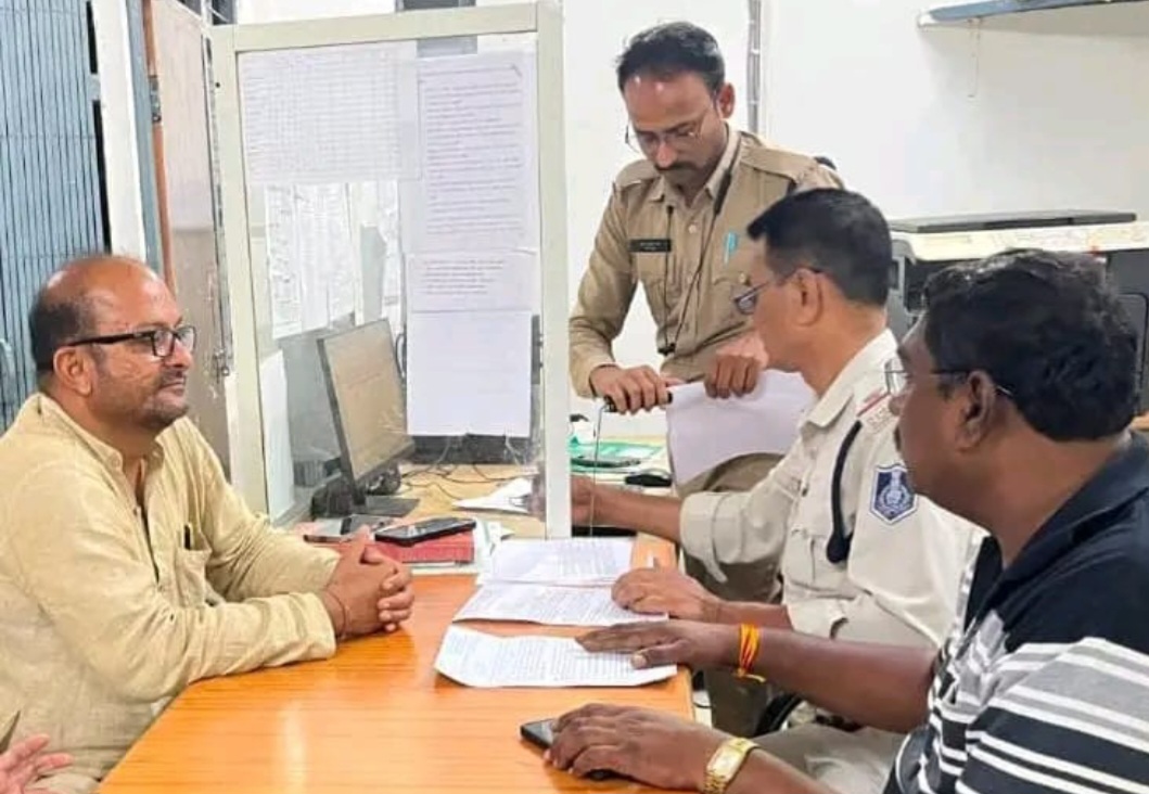 सोशल मीडिया पर भ्रामक पोस्ट के खिलाफ नगर पालिका अध्यक्ष रितेश ‘रिंकू’ जैन ने दर्ज कराई शिकायत, फेसबुक, व्हाट्सऐप, मोबाइल कॉल और अन्य माध्यमों से छवि धूमिल करने का आरोप; साइबर सेल एवं क्राइम ब्रांच को जांच