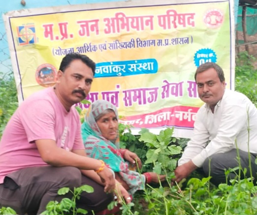 वैजयंती यादव तारासिंह एवं कृषि समिति सभापति भगवानदास ने किया पौधरोपण