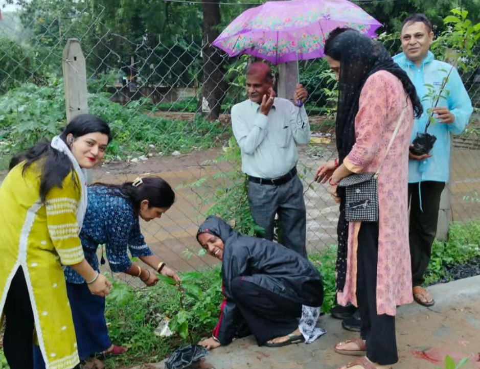 भारी बारिश के बीच कायस्थ समाज ने किया पौधरोपण, पर्यावरण संरक्षण का दिया संदेश, देवा माई मंदिर के पास किया पौधरोपण