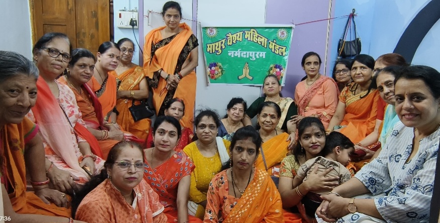 माथुर् वैश्य महिला मंडल की मासिक बैठक रविवार को सम्पन्न हुई