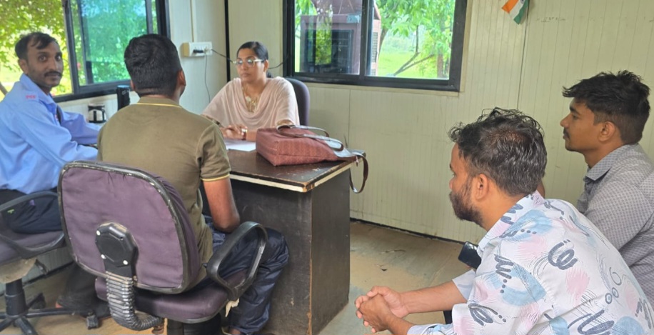 तीन माह से वेतन को तरस रहे आउटसोर्स श्रमिकों को मिला बकाया भुगतान, कलेक्टर के निर्देश पर श्रम विभाग की कार्रवाई, 9 श्रमिकों को 6.11 लाख रुपये का भुगतान