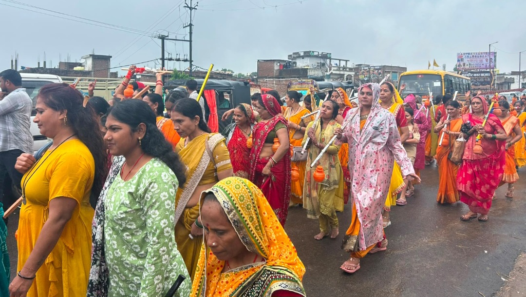 भारी बारिश भी नहीं डिगा सकी शिवभक्तों की आस्था, प्राकृतिक वादियों और झरनों के बीच निकली टपकेश्वर महादेव कावड़ यात्रा
