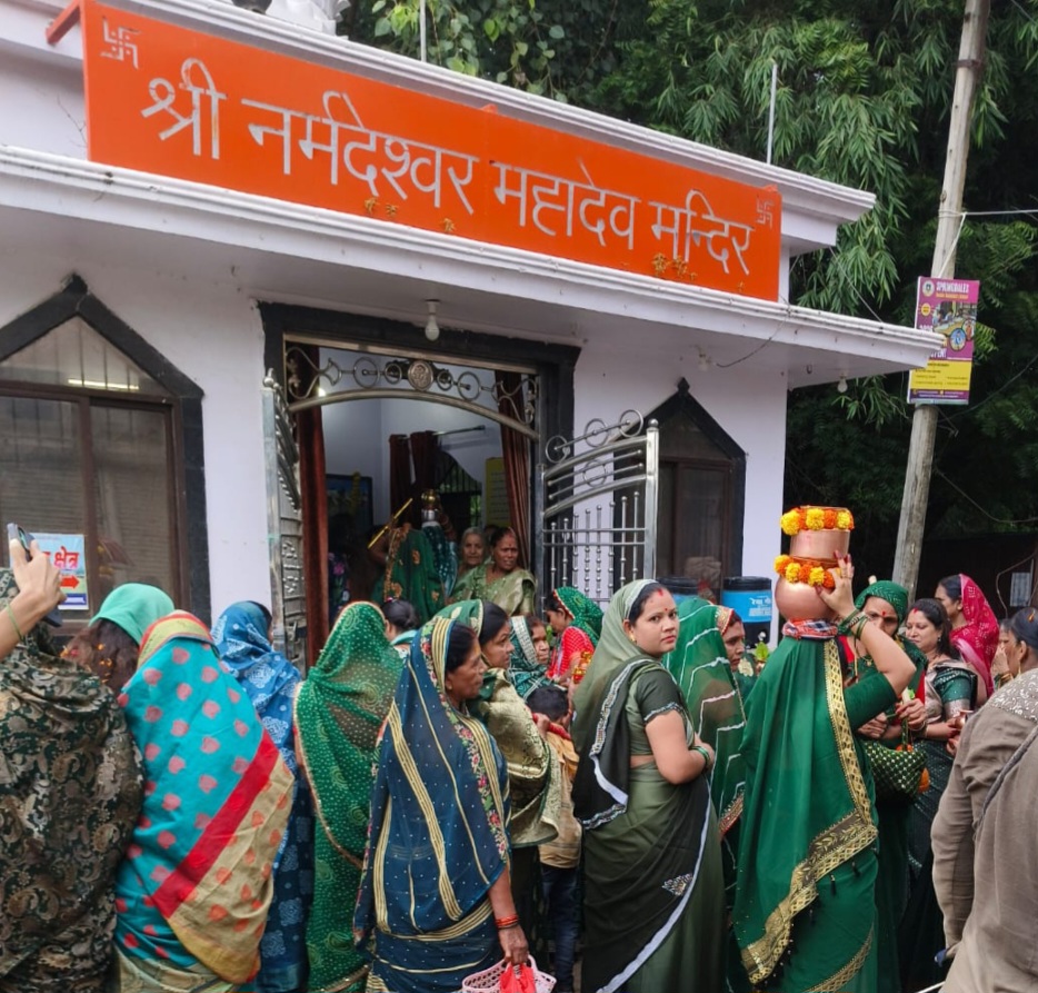 हरियाली और भक्ति के रंग में रंगी इंद्रप्रस्थ कॉलोनी, मातृ शक्तियों ने उठाई कांवड़, रोपे बेलपत्र के पौधे