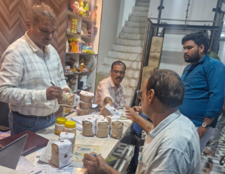 दूध एवं दुग्ध उत्पादों की जांच का विशेष अभियान जारी, सोहागपुर में हितैष स्टोर से 696 किलो संदिग्ध घी जब्त, तीन नमूने जांच के लिए भेजे