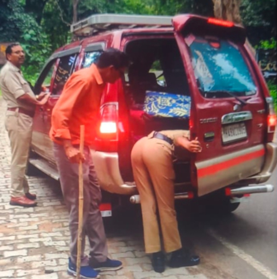 आबकारी टीम के द्वारा चेकपोस्ट लगाकर अवैध शराब के विरूद्ध चेकिंग, 20 लीटर कच्ची हाथभट्टी शराब जब्त