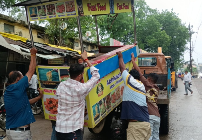 यातायात व्यवस्था दुरुस्त रखने नपा की कार्रवाई, दो ठेले जब्त, अन्य सब्जी फल विक्रेताओं को दी समझाइश
