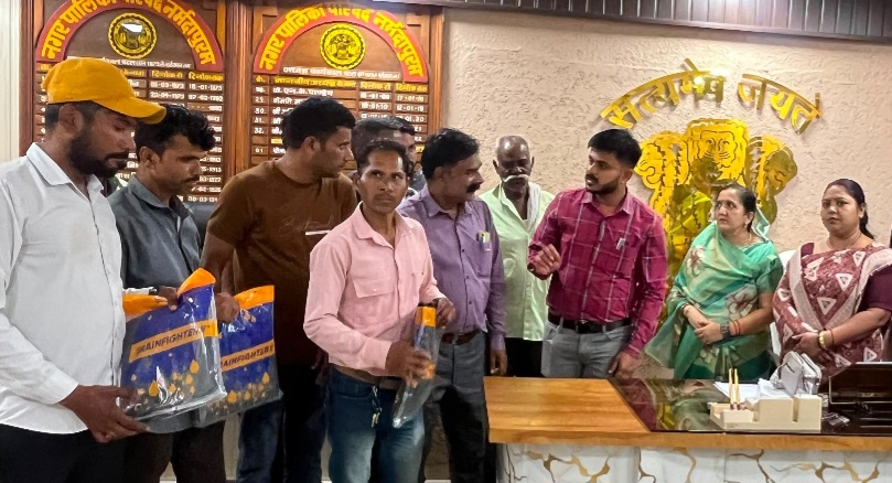 नपाध्यक्ष नीतू यादव द्वारा स्वच्छता कर्मियों को रैन कोट वितरित किए