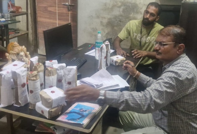माखन नगर की ग्रामीण डेयरी से दूध-खोया-पनीर और घी के 8 नमूने लिए, संदेह के आधार पर खाद्य सुरक्षा विभाग की कार्रवाई, जांच के लिए राज्य खाद्य प्रयोगशाला भेजे जा रहे नमूने
